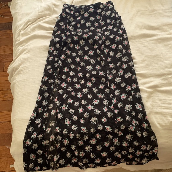 Cute sheet floral skirt. H&M size 8. Has a liner that comes to mid thigh - Picture 1 of 2